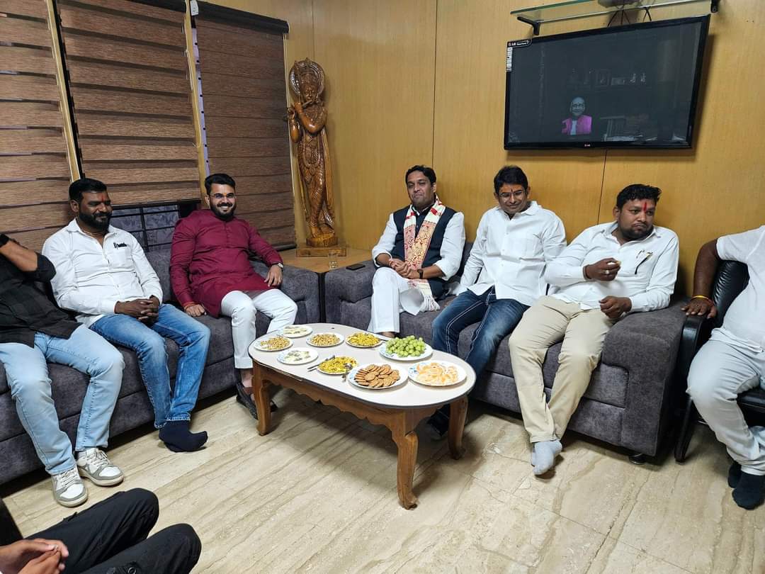 BHARGAVABHISHEK's tweet photo. आज निज निवास गणनायक पर पधारे दमोह #लोकसभा से #भाजपा प्रत्याशी प्रिय मित्र राहुलसिंह जी को विराट विजय हेतु शुभकामनाये दी।दमोह लोकसभा की 8 विधानसभाओं मे रहली विजय मे सबसे अव्वल रहेगी इस हेतु रहली विधानसभा के @BJP4India कार्यकर्ताओं कीओर से उन्हें आश्वासत किया।
जय हो- शुभ हो-विजय हो https://t.co/7ae47945Ok