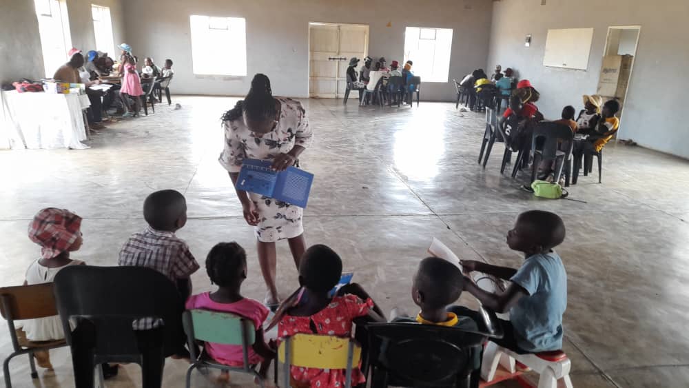 siwebh's tweet photo. Reaching for the stars through reading, @BethCovenant encouraging children on the value of books, older kids reading stories to the younger, 
#readers https://t.co/LE6E21dejP