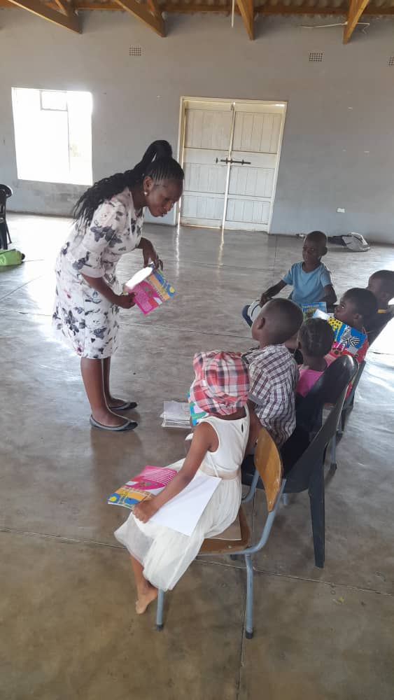 siwebh's tweet photo. Reaching for the stars through reading, @BethCovenant encouraging children on the value of books, older kids reading stories to the younger, 
#readers https://t.co/LE6E21dejP