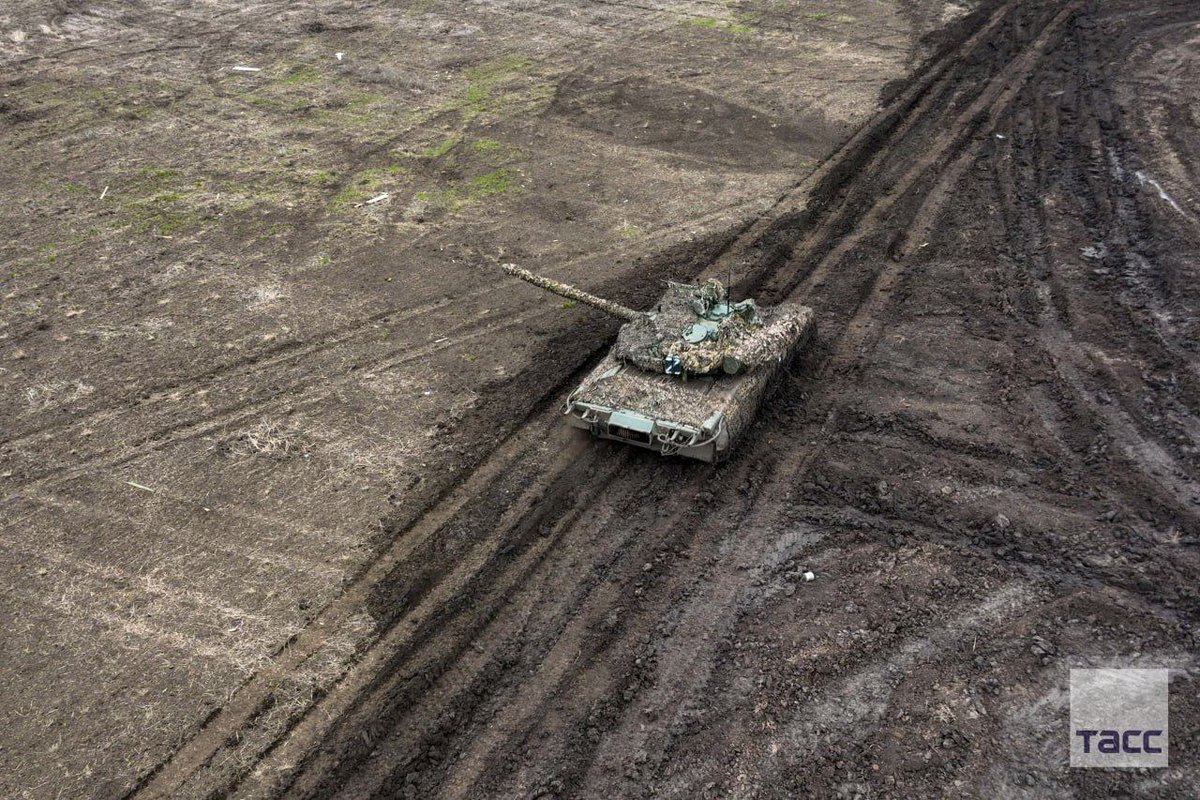 TheGreyPatriot_'s tweet photo. 🇷🇺 T-80BV from 1429th Guards Motorized Rifle Regiment of "Dnepr" Group of Forces at work today in Zaporozhye.
#Russia #Russian #Russians #Today #SVO #Tank #T80BV #Army #Military #Zaporozhye #Motorized #Guards https://t.co/FApjtPs6LC