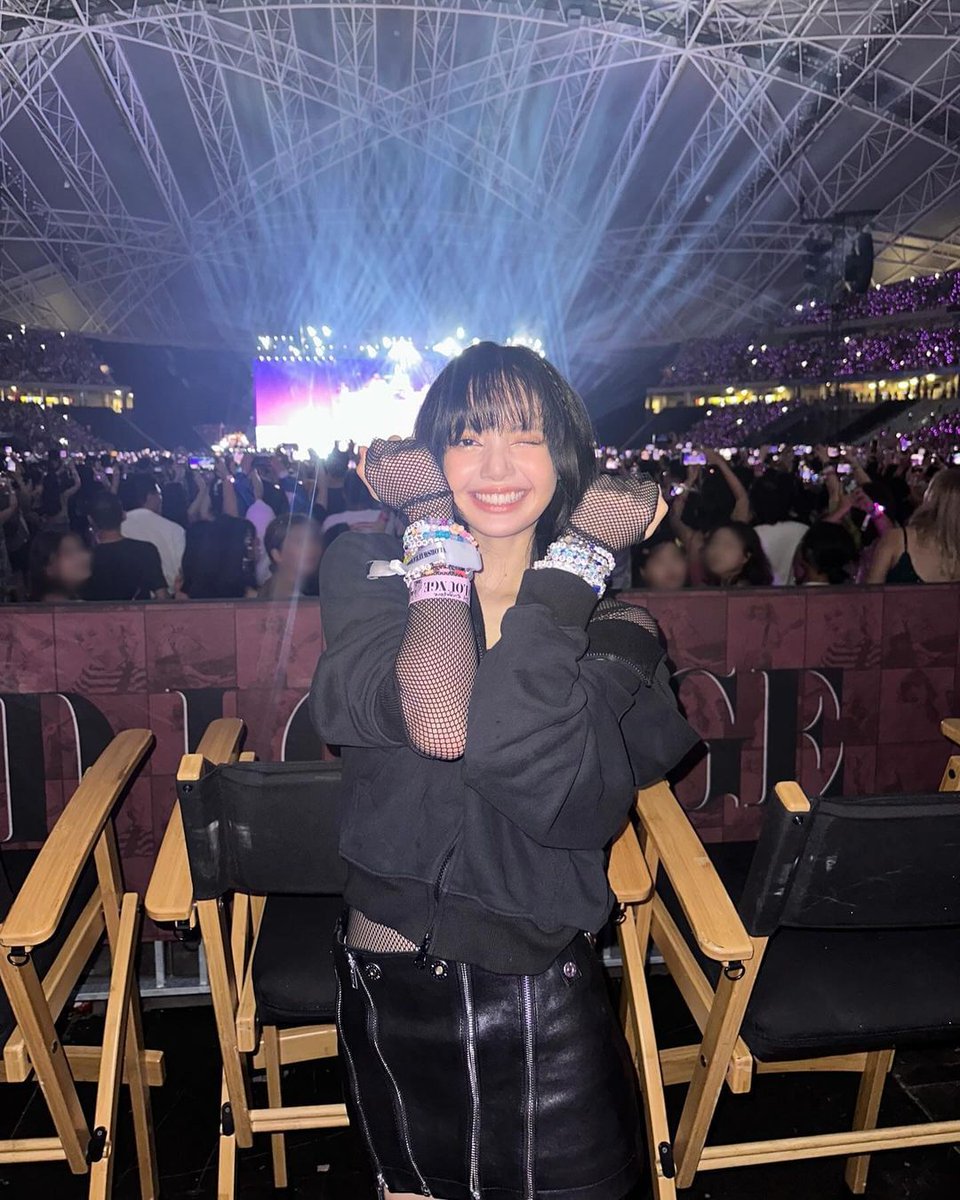 Magic899's tweet photo. HELLO TO TAYLOR AND LISA ONLY!!! ๐ฑ๐ฑ
No one is calming down 'cause BLACKPINK Lisa and Taylor Swift are serving with their recent picture together from The Eras Tour in Singapore! ๐โจ
#Magic899 #UPD899 https://t.co/sCcpjongI7