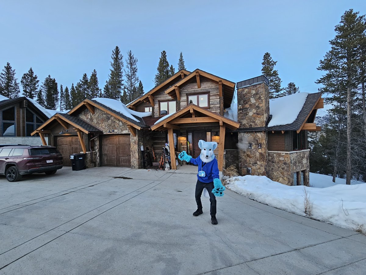 IGTBI's tweet image. I went to @furryskiweekend with @Runewuffy last weekend! It was my first time in Colorado and I had a blast! Special thanks to @DireHeartbeat @tekfox  @WileyFox_  for making it amazing.