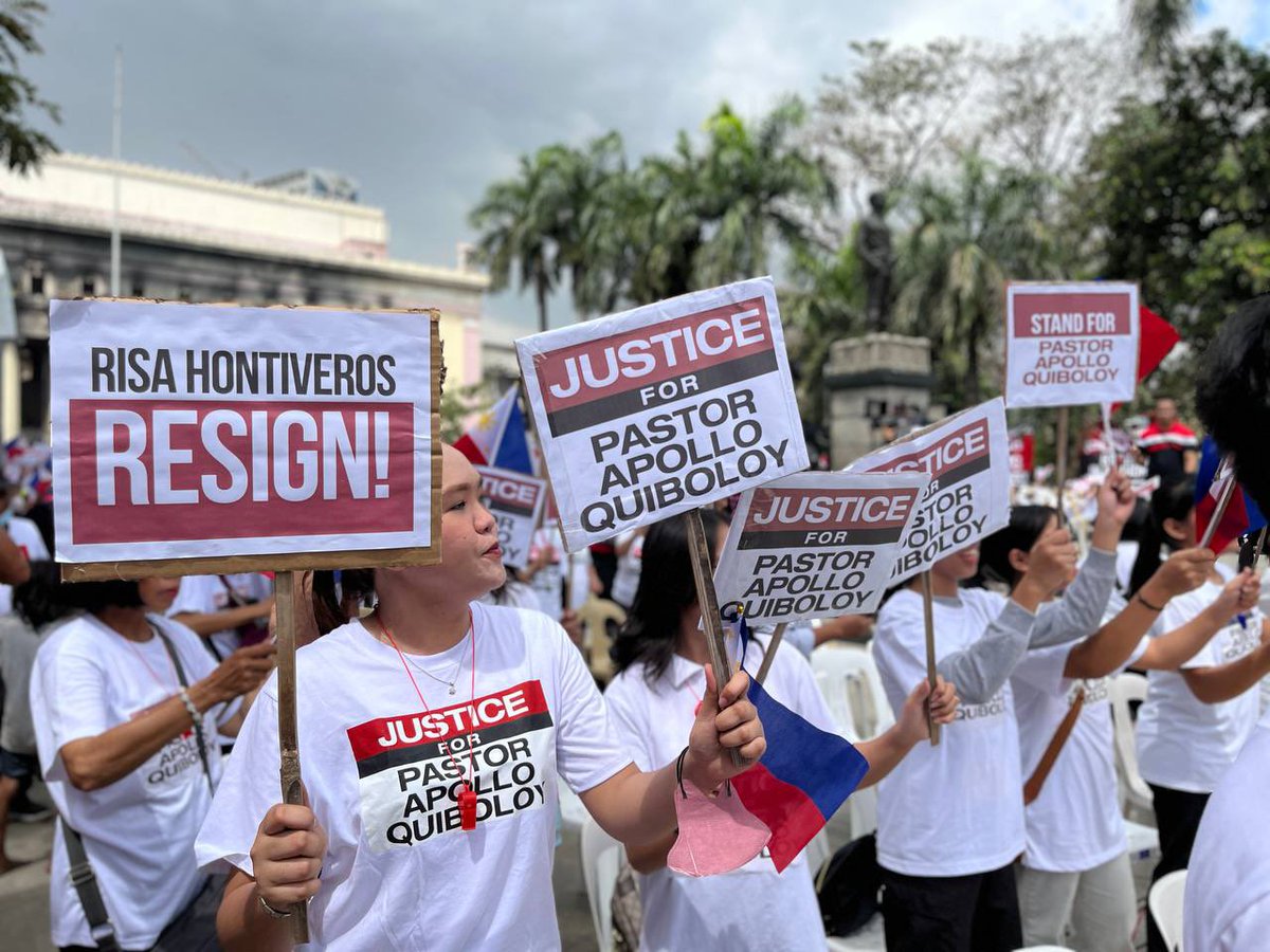 xi_mr5's tweet photo. ihampas mo yang hawak mo kay @risahontiveros para mahimasmasan ang jutang jinames na made in PhilHealth ang pagmumukha😂😂😂 https://t.co/LBZZEzCNrX