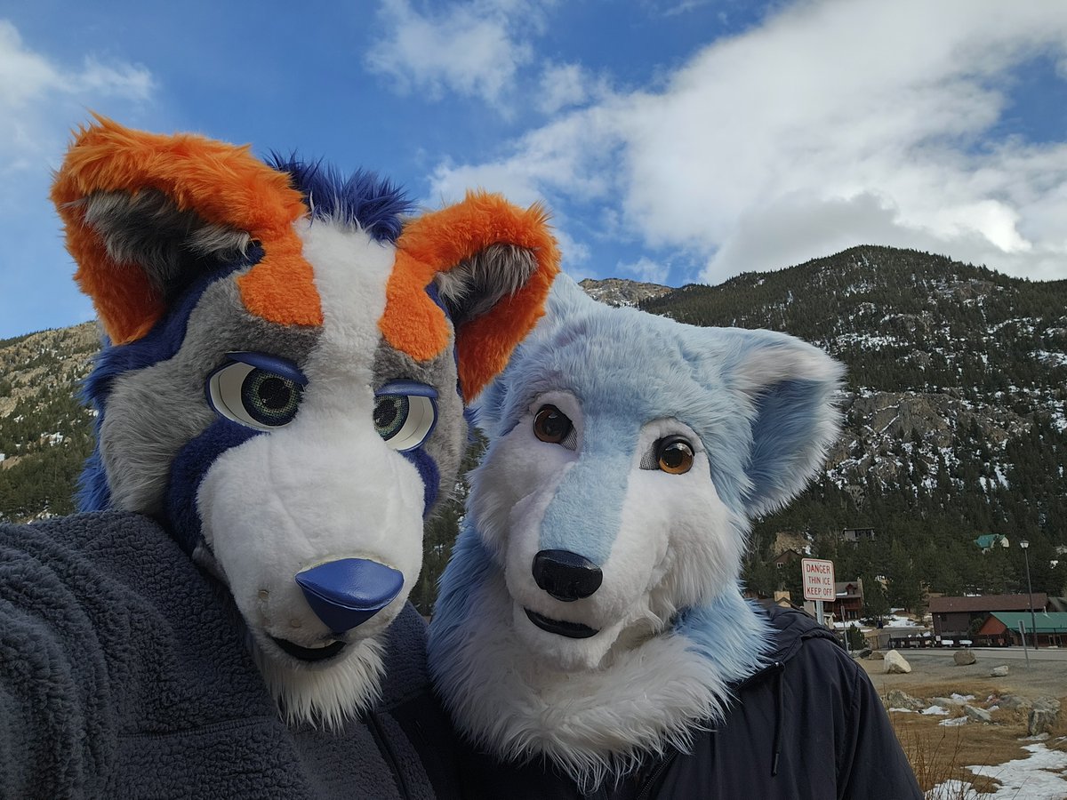IGTBI's tweet image. I went to @furryskiweekend with @Runewuffy last weekend! It was my first time in Colorado and I had a blast! Special thanks to @DireHeartbeat @tekfox  @WileyFox_  for making it amazing.