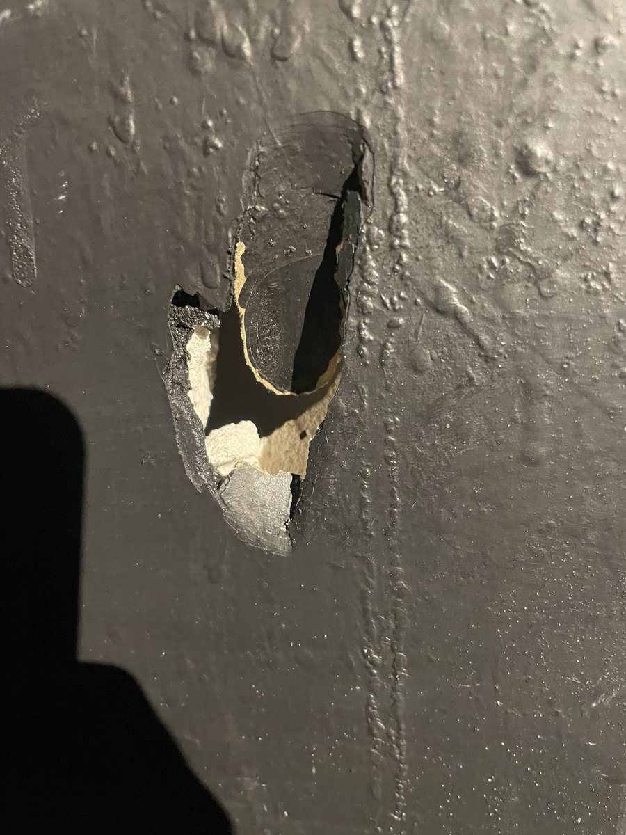 αの壁に誰か穴空けててめちゃくちゃムカついてます
犯人今すぐ自首してこんと見つけたら知らんけの