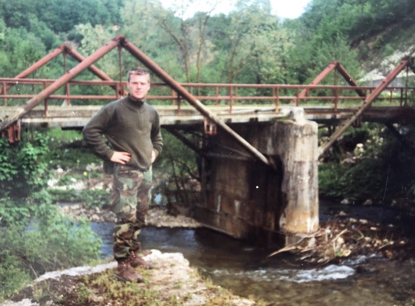 matebunkercapin's tweet photo. Nakon godinu dana ⚔️🪂🤿 Domovinskog rata želijo sam jednu fotku bez borbenog prsluka, puške i motorole. Fotka (‘92) #hrvatska #matica #putnatrag @Matica_hrvatska @VladaRH @Ured_PRH @KKomedija https://t.co/qRe5cwFCVy