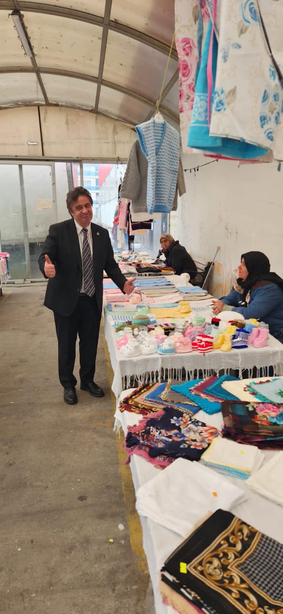 El işi Göz nuru hikayelerin sergilendiği bir panayır yeri
Geçmiş hikayelerin oyalandığı , tellendiği , dile gelmeyen desenlerin şekle büründüğü cıvıl cıvıl el emekleri Beylikdüzü Beylik pazarında..
Ancak bu değerli çalışmalar yeteri kadar halkımızla buluşmadığı ortada