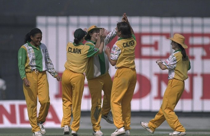 IWTKQuiz's tweet photo. Until the 1997 Cricket World Cup hosted by India, countries like England, Australia, &amp; New Zealand used to play in culottes or skirts!!

A Thread 🧵on the 1997 Hero Honda Cricket World Cup! https://t.co/HEcw4WF5ke