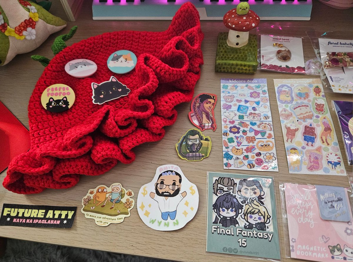 managertomato's tweet photo. @PatronsOTArts day 1 & 2 haul. wala pa yung iba kasi i gave them as gifts!! thank you, awesome artists โจ๏ธ
yung tomato hat is gift from @razoremperor8 & apex stickers bigay din ni @UniVT_ thank you din!!! โค๏ธ
#PotASpringBlossoms ๐ผ
#Patronsofthearts https://t.co/6I08UudNWA