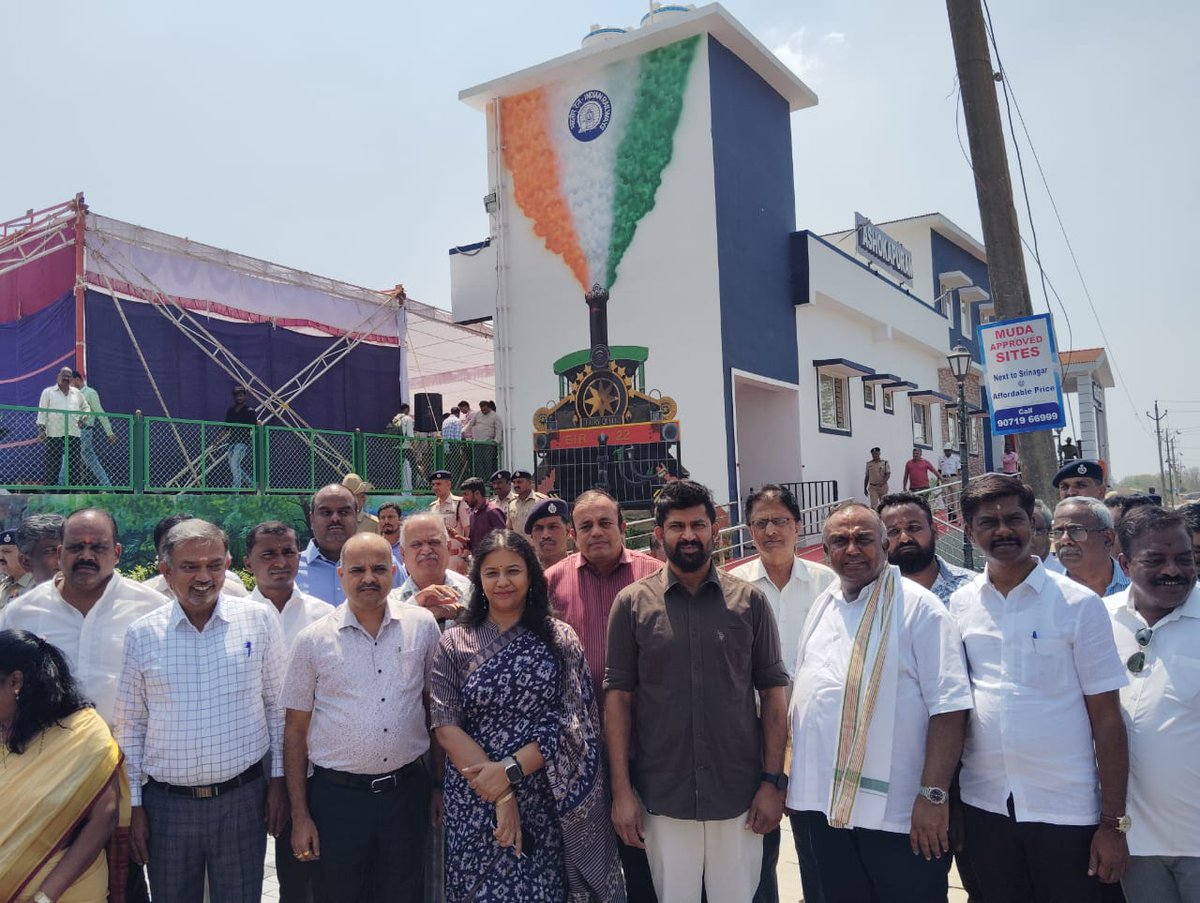mepratap's tweet photo. ಮೈಸೂರಿನ ಎರಡನೇ ರೈಲ್ವೇ ಸ್ಟೇಷನ್ ಆಗಿ 32.5 ಕೋಟಿ ರೂ ವೆಚ್ಚದಲ್ಲಿ ಅಭಿವೃದ್ಧಿ ಪಡಿಸಲಾಗಿರುವ ಅಶೋಕ ಪುರಂ ರೈಲ್ವೆ ಯಾರ್ಡ್ ಅನ್ನು ಇಂದು ಲೋಕಾರ್ಪಣೆಗೊಳಿಸಲಾಯಿತು.
 ಪ್ರಧಾನ ಮಂತ್ರಿಗಳಾದ ಸನ್ಮಾನ್ಯ ಶ್ರೀ @narendramodi ಜೀರವರಿಗೆ, @RailMinIndia ಸನ್ಮಾನ್ಯ ಶ್ರೀ @AshwiniVaishnaw ರವರಿಗೆ, @SWRRLY https://t.co/GAdzr5tBgR