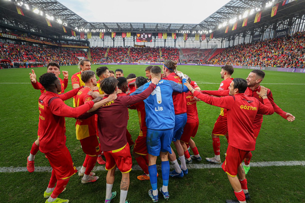 Goztepe's tweet photo. Mutlu Haftalar Şanlı #Göztepe Taraftarı 💛❤️

#İnanGüzelGünlere https://t.co/W5cfVSzF3o