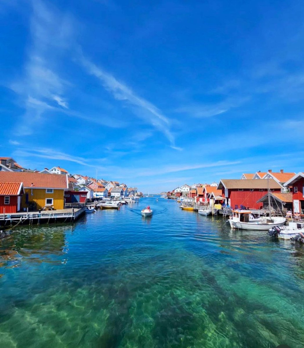 ajennyvic's tweet photo. Paradise 🎶
Here's the ultimate Swedish summer experience: crab fishing where the kids always seem to outshine, cliff jumping into the water, and rounding off the day by sitting back and savoring a glass of wine on the rocks as the sun sets. Paradise on earth #gullholmen https://t.co/3PIwDInKQH