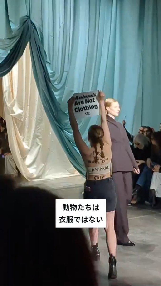 o_o_oo_pi's tweet photo. こいつらFENDIのショーに乱入してぶち壊してるから本当に嫌い。
誰か魚の鱗で服作ってくれ、こいつらに見せたい。
あと畜産副産物の本革こそエコでサスティナブルなので、焼肉食べてヴィーガンレザーのアイテム買うとかアホなのでほんと嫌な社会的雰囲気を活動で作るのやめろ。 https://t.co/4tLrBZx9HV