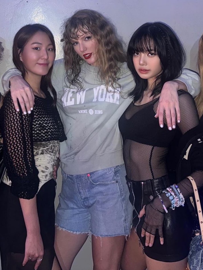 tayhessgfs's tweet photo. the pose, THE SWEAT, the curls, the hands, the jorts😣, THE THIGHS, her bulge, the strap, this is the most boyfriend she’d ever boyfriend after her show bye. https://t.co/SCC0QjhLAl