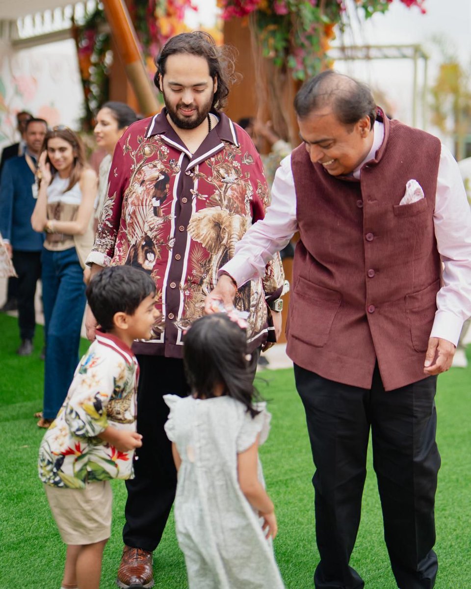 Urvashi57Sharma's tweet photo. #MukeshAmabani with his grand childeren's during Anant-Radhika pre-wedding ceremony
#MukeshAmbani #IshaAmbani #krishna #Aadiya
#AnantRadhikaWedding https://t.co/Lbz2xpdm3g
