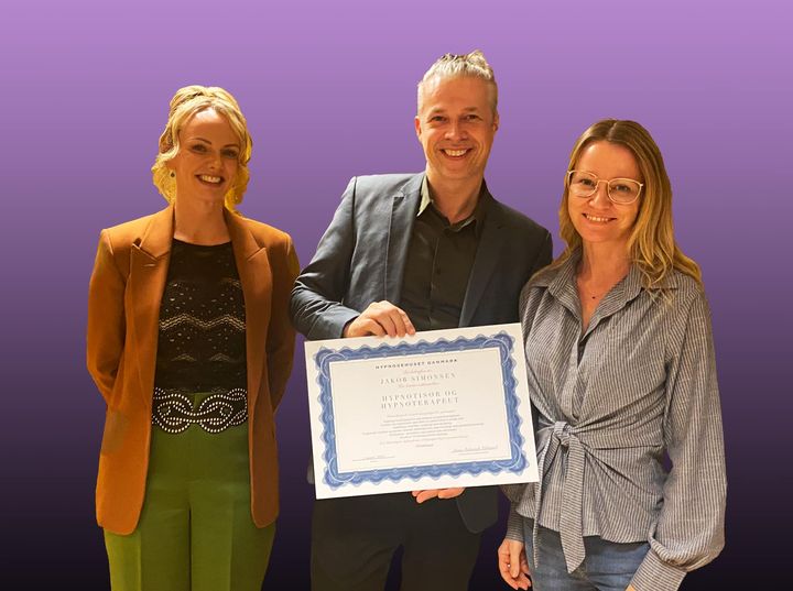 Jakesimon75's tweet photo. I weekenden fik jeg papir på at jeg nu kan kalde mig certificeret Hypnotisør og Hypnoterapeut 🥂

Nogle CS spillere får optimeret deres mentale mindset via hypnoterapi, mon jeg skal følge den vej lidt 🤷‍♂️

#hypnose #hypnoterapi #perfomance #mindset #sport #Esport #coaching https://t.co/CljBP9Mqdz