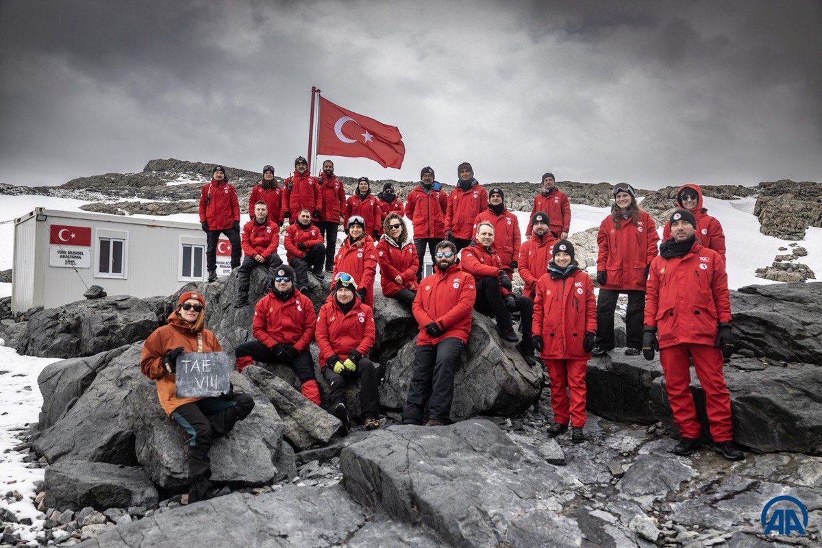 Tubitak's tweet photo. Beyaz Kıta Antarktika'da 8⃣'inci sefer tamamlandı! 🗻 

2⃣0️⃣ bilim insanımız, 8⃣’inci Ulusal Antarktika Bilim Seferi kapsamında dünyanın kara kutusu Antarktika’da bilimsel araştırmalarını gerçekleştirdiler.🐧

🔬 İspanya, ABD ve Bulgaristan'dan toplam 4️⃣ uluslararası araştırmacının da yer aldığı seferde, 2⃣2️⃣ farklı bilimsel proje üzerinde çalışıldı.

👩🏻‍🔬 3️⃣ Türk araştırmacı Bulgaristan, Ekvator ve Kolombiya’nın Antarktika bilim seferlerine katılarak çalışmalarını farklı noktalarda yürütme imkanı buldu. 

🇹🇷 Sefer kapsamında Horseshoe Adası’nda bulunan Türk Bilimsel Araştırma Kampı’nın bakım ve tutum çalışmaları gerçekleştirildi; uzun dönem izleme çalışmaları dahilinde ise çeşitli gözlem ve ölçümler yapıldı.

👩‍🎓 @teknofest kapsamında, @TubitakBIDEB Lise Öğrencileri Kutup Araştırma Projeleri Yarışması'nda birinci olan lise öğrencileri, geliştirdikleri akıllı montu Kutup ortamında test etme şansı elde ettiler. 

📌 @TUBITAK_MAM Kutup Araştırma Enstitüsü

Detaylar: 👇
https://t.co/g8o1ggjhaR