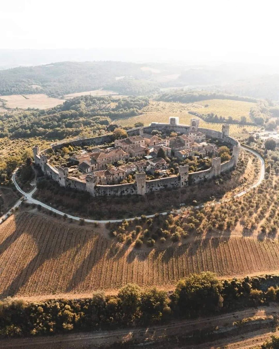 Monteriggioni is one of the best preserved walled Medieval towns in Tuscany, Italy.

It’s the typical fortified village that started its life as a castle in early 13th Century CE, to protect the Sienese from their historical rivals, the Florentines.

#drthehistories