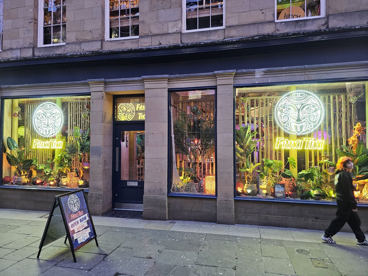 NEWCASTLECITYU1's tweet image. Welcome to bar 292 Friki Tiki. The newest of the no28 bars located in  the former William Hill @graingermarket1 5.40 a pint Mahou. Music was towards the Latin Market. A cocktail venue Nice inside #allthebars #nufc #gatesheadfc #mahou