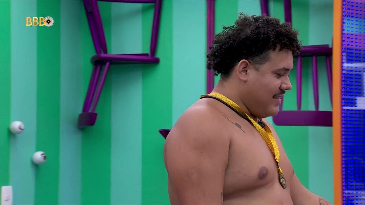 centralreality's tweet photo. Lucas: "Eu tô doido para chegar em casa, deitar na minha cama, com a minha esposa..." #BBB24 https://t.co/hMQmrcxeYq