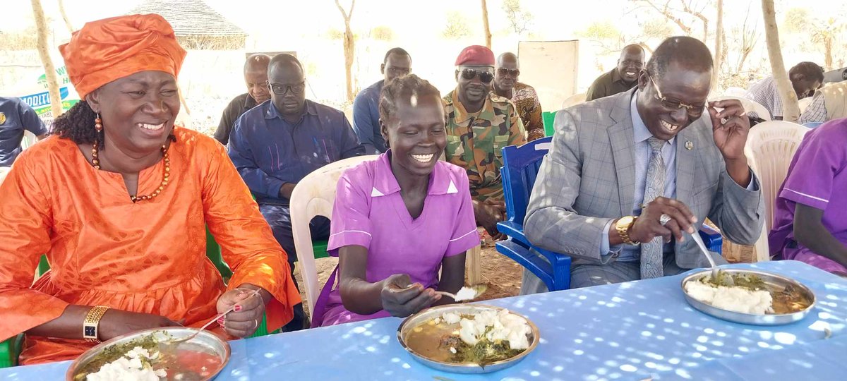 #Photooftheday: The Minister of General Education📖 and Instruction @AwutDengAcuil & Northern Bahr el Ghazal State Governor @Tongakenngor enjoy a school meal with pupils of Maluil Akong Primary School in Aweil Center County to celebrate the #AfricanDayOfSchoolFeeding