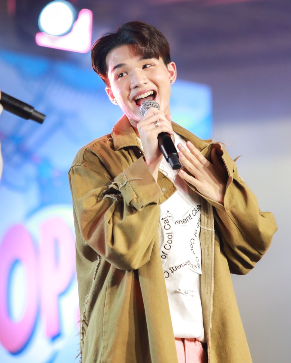 Maniact_sn1's tweet photo. 4️⃣ ประมวลภาพ Maniact ที่งาน Idol Exchange Pop! เมื่อวันที่ 2 มีนาคม 2567 💖✨

#maniact_sn1 #maniact #sn1_ent #Idolexchang #idx #wiinktp https://t.co/GNwQktdtts