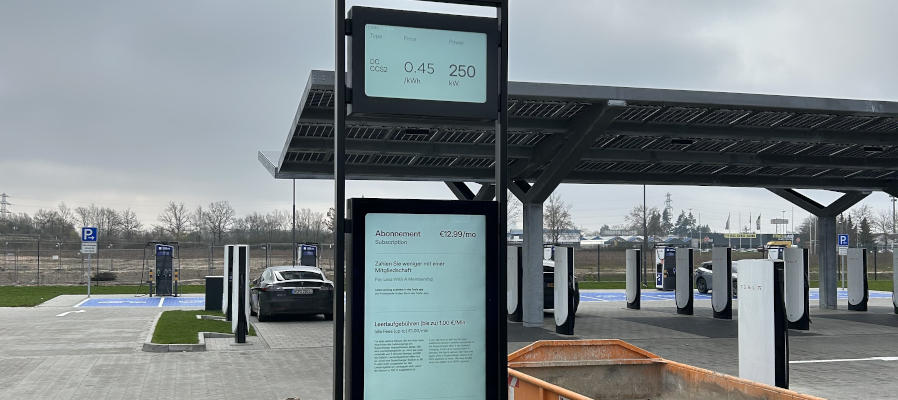 TeslaClubSweden's tweet photo. Skyltade priser på Supercharger https://t.co/FrvePFsYNw https://t.co/NEw09ysSxL