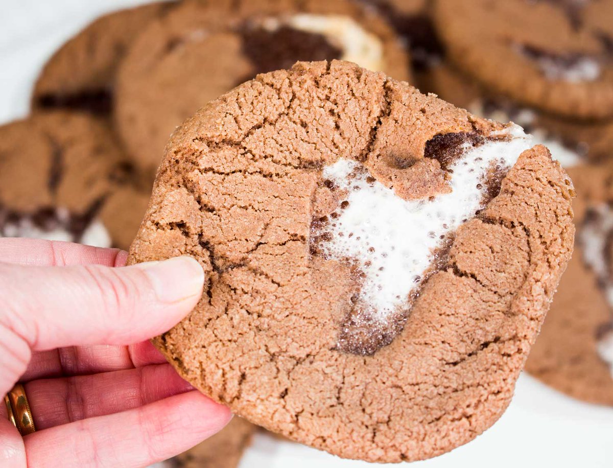 Lovey soft, chewy marshmallow stuffed cookies rosehartsweets.com/2021/04/29/mar… #earlybiz