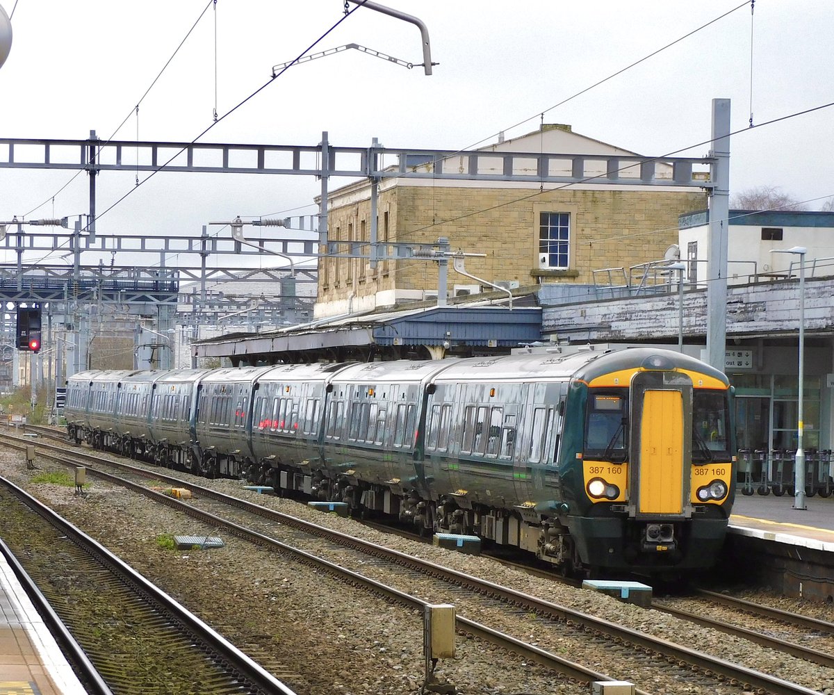 For #ElectricMonday we see 387160 & 387158 having arrived from Paddington 1C43 and then forming 1A67 Swindon to London Paddington . Taken Sat 2nd