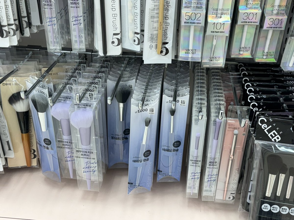 韓国のダイソーメイクブラシが優秀らしい！
特にダイソー1000ウォン
コンシーラーブラシおすすめ✨

fillimilliの810番のブラシと本当に似てるので
見つけたら絶対買いだよ🇰🇷🤍