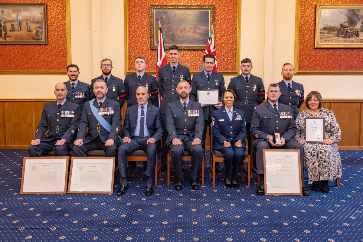 Last week, Station Commander Wg Cdr Hayward and honoured guest Chief Master Sgt Griego from 100 ARW at RAF Mildenhall, were privileged to present Honours and Awards to RAF Honington Personnel. Congratulations to all award recipients 👏👏