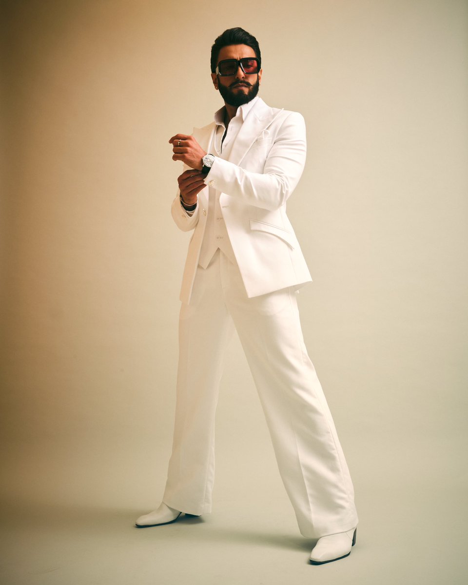 GG_Studio's tweet image. @RanveerOfficial in a custom white Gaurav Gupta three piece tuxedo for Radhika Merchant &amp;amp; Anant Ambani’s wedding.

Stylist: Eka Lakhani
Hair: Aalim Hakim, Mustaqeem Salmani
Makeup: Mahadev Naik
Photography: Neha Chandrakant 

#GauravGupta #GauravGuptaMan #RanveerSingh