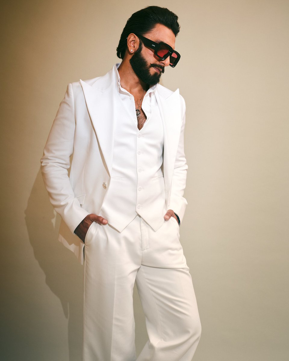 GG_Studio's tweet image. @RanveerOfficial in a custom white Gaurav Gupta three piece tuxedo for Radhika Merchant &amp;amp; Anant Ambani’s wedding.

Stylist: Eka Lakhani
Hair: Aalim Hakim, Mustaqeem Salmani
Makeup: Mahadev Naik
Photography: Neha Chandrakant 

#GauravGupta #GauravGuptaMan #RanveerSingh