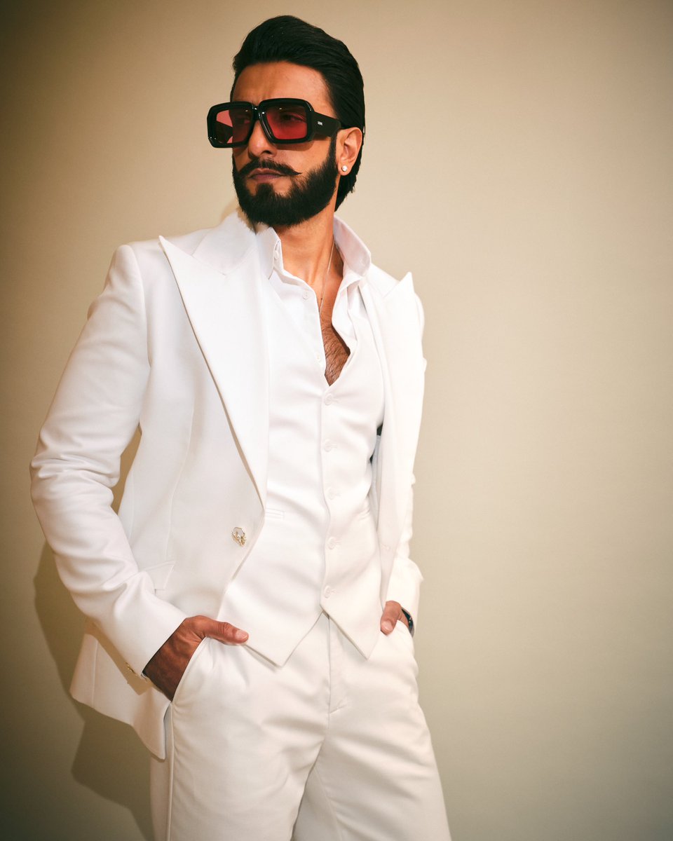 GG_Studio's tweet image. @RanveerOfficial in a custom white Gaurav Gupta three piece tuxedo for Radhika Merchant &amp;amp; Anant Ambani’s wedding.

Stylist: Eka Lakhani
Hair: Aalim Hakim, Mustaqeem Salmani
Makeup: Mahadev Naik
Photography: Neha Chandrakant 

#GauravGupta #GauravGuptaMan #RanveerSingh