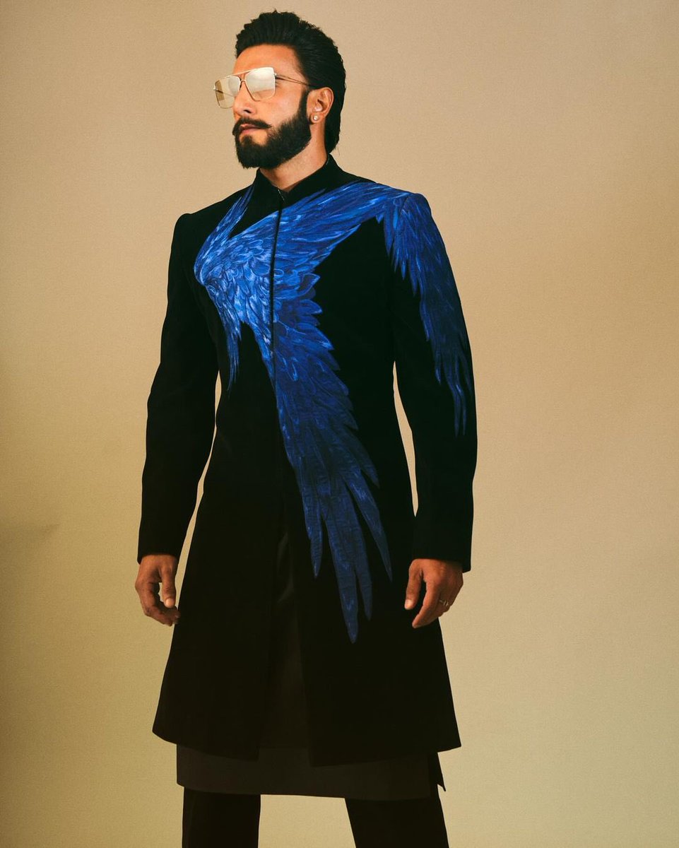 GG_Studio's tweet image. Ranveer Singh in the custom blue falcon long velvet jacket for Radhika Merchant &amp;amp; Anant Ambani’s wedding

Stylist: Eka Lakhani
Make Up: Mahadev Naik
Hair: Aalim Hakim, Mustaqeem Salmani
Photography: Neha Chandrakant 

#GauravGupta #GauravGuptaMan #RanveerSingh #AmbaniWedding