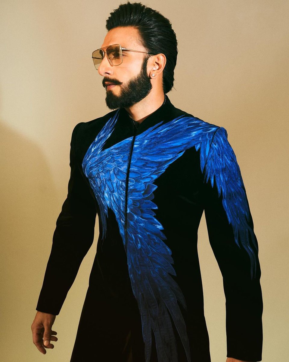 GG_Studio's tweet image. Ranveer Singh in the custom blue falcon long velvet jacket for Radhika Merchant &amp;amp; Anant Ambani’s wedding

Stylist: Eka Lakhani
Make Up: Mahadev Naik
Hair: Aalim Hakim, Mustaqeem Salmani
Photography: Neha Chandrakant 

#GauravGupta #GauravGuptaMan #RanveerSingh #AmbaniWedding