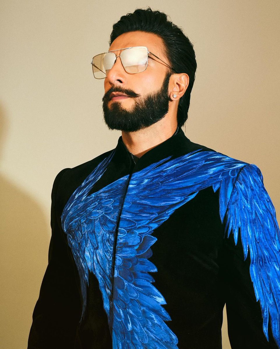 GG_Studio's tweet image. Ranveer Singh in the custom blue falcon long velvet jacket for Radhika Merchant &amp;amp; Anant Ambani’s wedding

Stylist: Eka Lakhani
Make Up: Mahadev Naik
Hair: Aalim Hakim, Mustaqeem Salmani
Photography: Neha Chandrakant 

#GauravGupta #GauravGuptaMan #RanveerSingh #AmbaniWedding