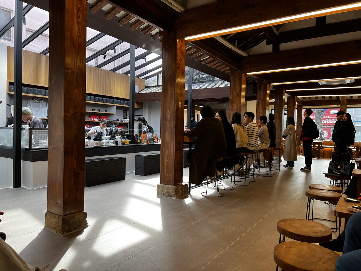 michaelktwong's tweet photo. Intelligentsia Coffee Seoul https://t.co/8vise066aZ
