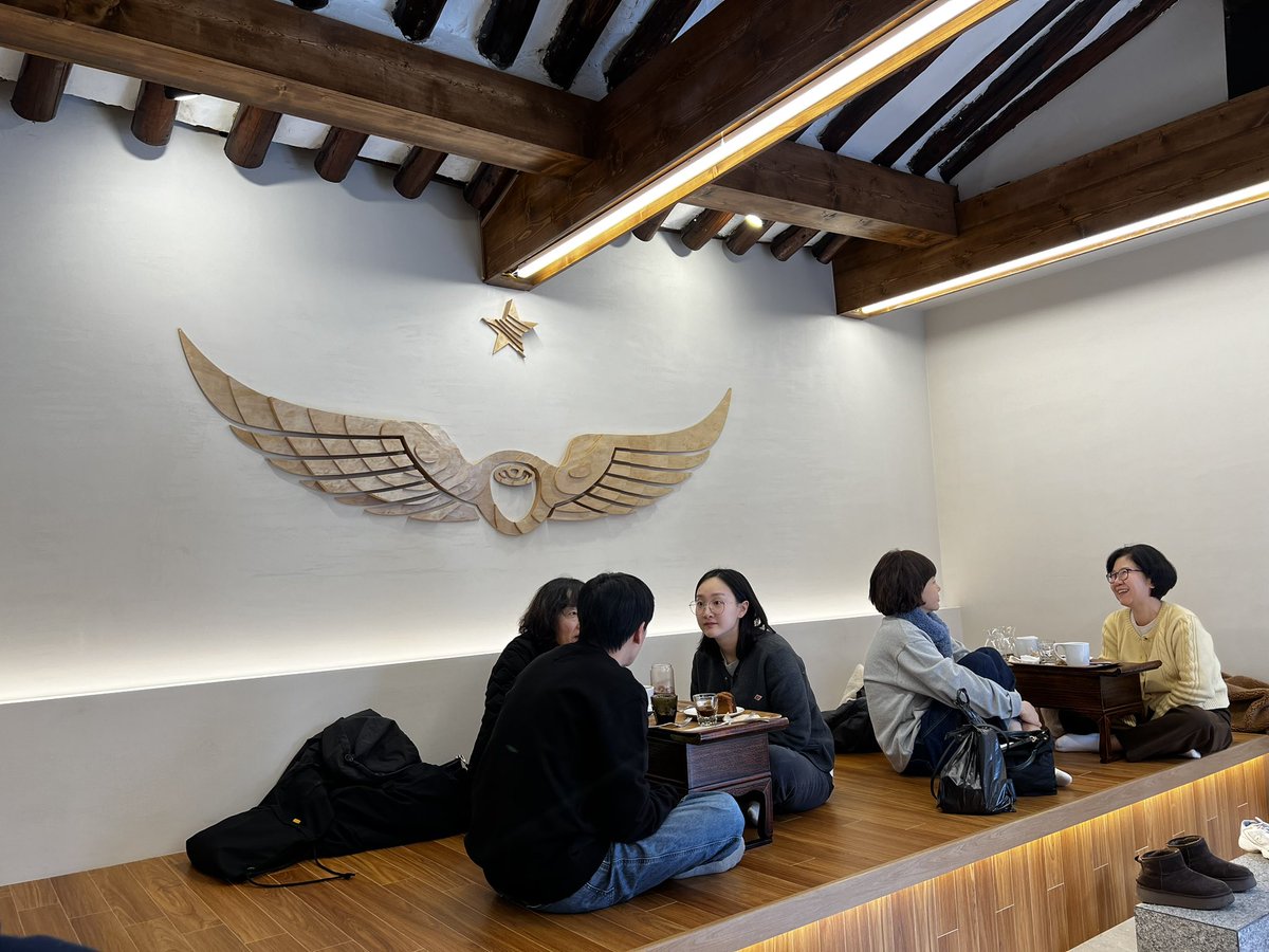 michaelktwong's tweet photo. Intelligentsia Coffee Seoul https://t.co/8vise066aZ