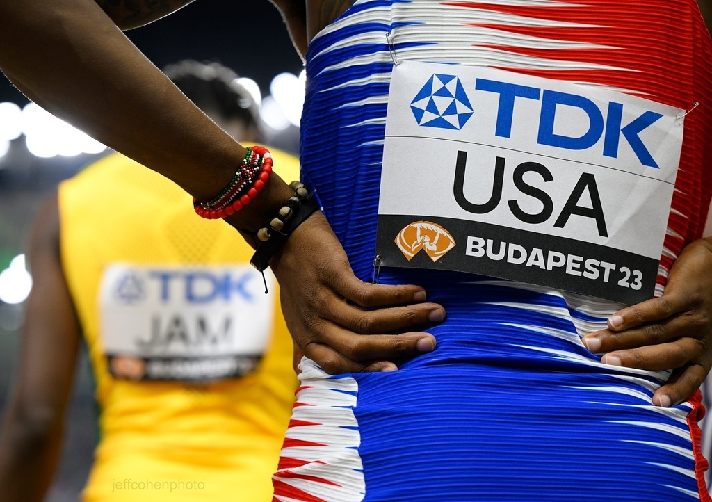 4x4. Budapest 23. . . . . . #4x400mrelay #usatf #trackandfield #budapest23 #athletics #jeffcohenphoto instagr.am/p/C4q8zsTvgwA/