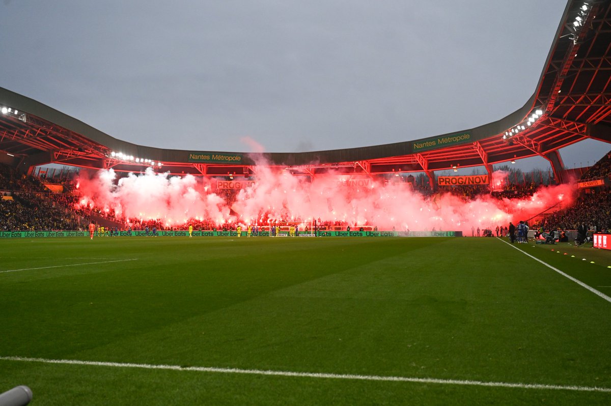 _BeFootball's tweet photo. 281 fumigènes ont été craqués par les supporters nantais à la Beaujoire face à Strasbourg 🧨🔥

Le club va devoir payer une amende de 1500€ par fumigène, soit 421 500€ 😭

(@OuestFrance) https://t.co/FwQOyCEXh8