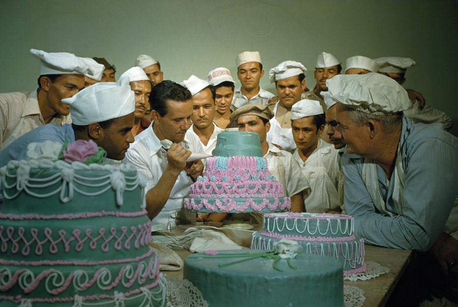 Dopoguerra. I soldati congedati dall’esercito americano furono incoraggiati a frequentare scuole artigianali per imparare un mestiere. Nel 1951 #JustinLocke ne fotografó per #NatGeo un gruppo entusiasta che imparava l’arte della pasticceria. Fate una torta, non la guerra.