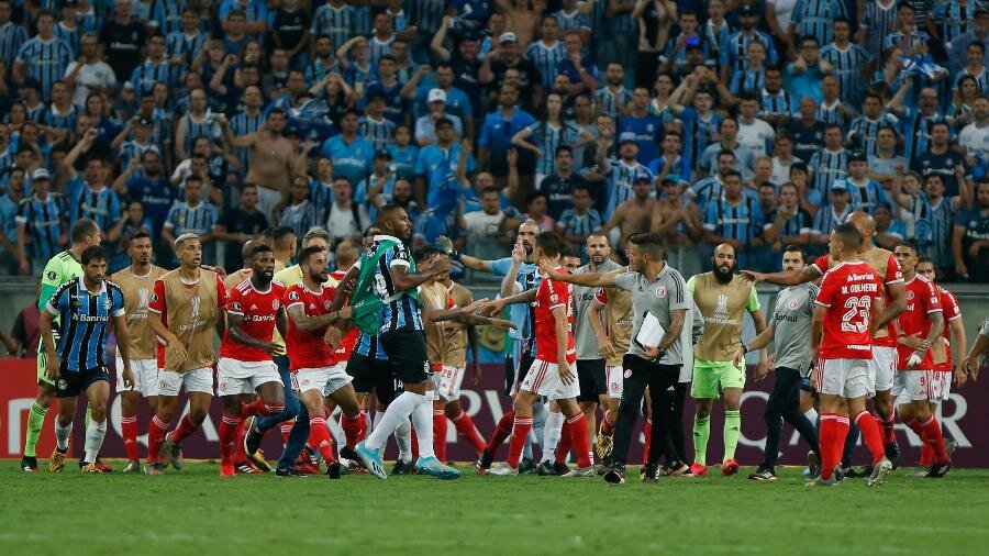 liberta___depre's tweet photo. O Jornal Estado de São Paulo publicou uma lista dos cinco maiores clássicos do futebol brasileiro.

Critérios utilizados: Rivalidade, história dos confrontos e torcidas. 

A lista destaca dois clássicos da região sudeste, um do nordeste, um do norte e um do sul do Brasil.

1º - Grêmio X Internacional (GRE-NAL)
2º - Corinthians X Palmeiras (DÉRBI)
3º - Bahia X Vitória (BA-VI)
4º - Remo X Paysandu (RE-PA)
5º - Palmeiras X São Paulo (CHOQUE-REI)

Via: @EstadaoEsporte 

📸: Jeferson Guareze/AGIF