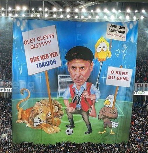 Bizde sizi insan sanıyorduk
Yakın geçmişte açılmasına izin verdiğiniz pankart. Tüfek var tüfek, Futbolcunun olta göndermesinden tahrik oldular diyen hadsizler.
Gerçi ne bekliyoruz ki kadın taciz edildiğinde dekolte giymişti, çocuk taciz edildiğinde rızası vardı denen ülkede