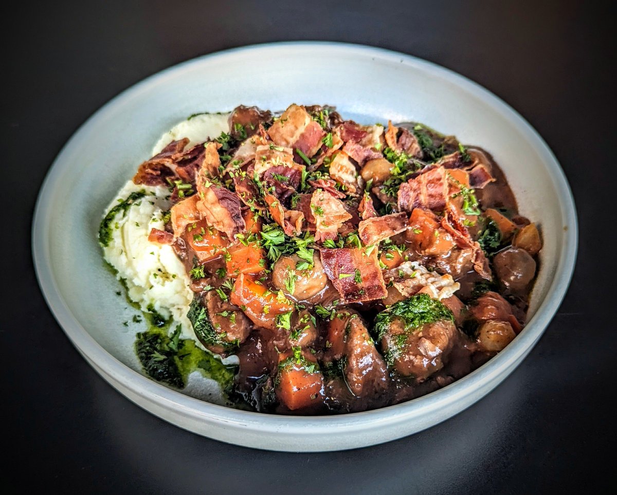 What could be more perfect than this bowl of beef bourguignon 🥺