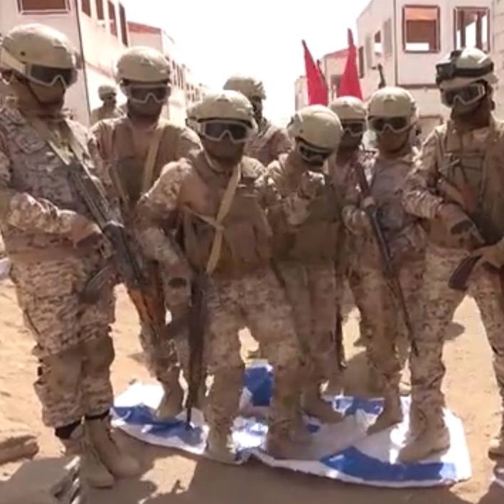 🚨🇾🇪 Yemeni forces stomp on an ISRAELI FLAG!