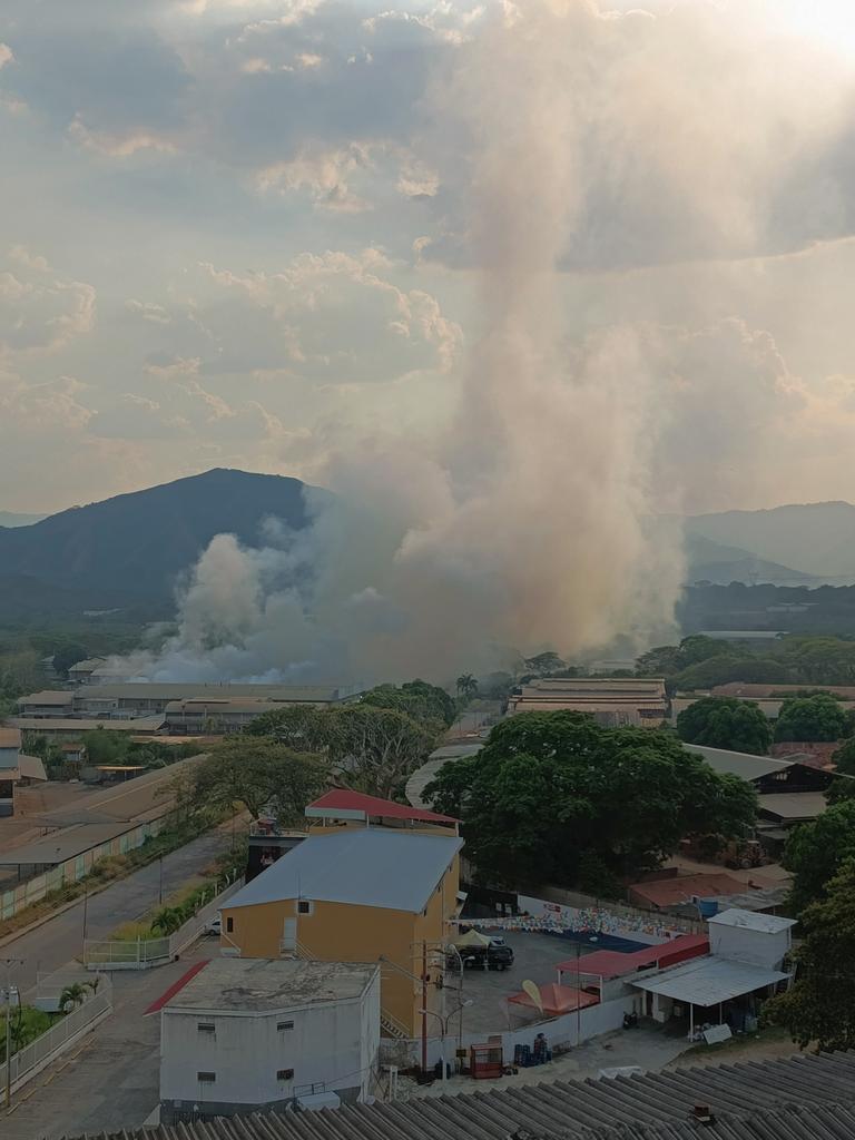 clampache's tweet photo. Se quema vertedero de basura del municipio Urdaneta cua en la zona industrial @RCamachoVzla https://t.co/j2Ppjidf4g
