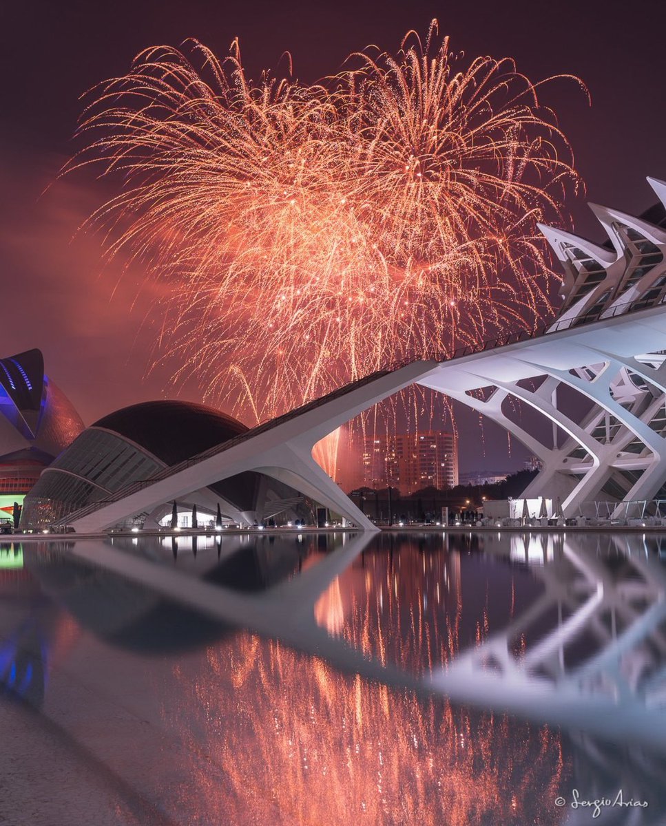 ¡Buenas noches, #igers! Las fallas de #Valencia✨💫🌟 📸 foto de <a href="/sergioariasfoto/">Sergio Arias Ramón</a> 

Gracias por compartir todos vuestros momentos en #Igersspain