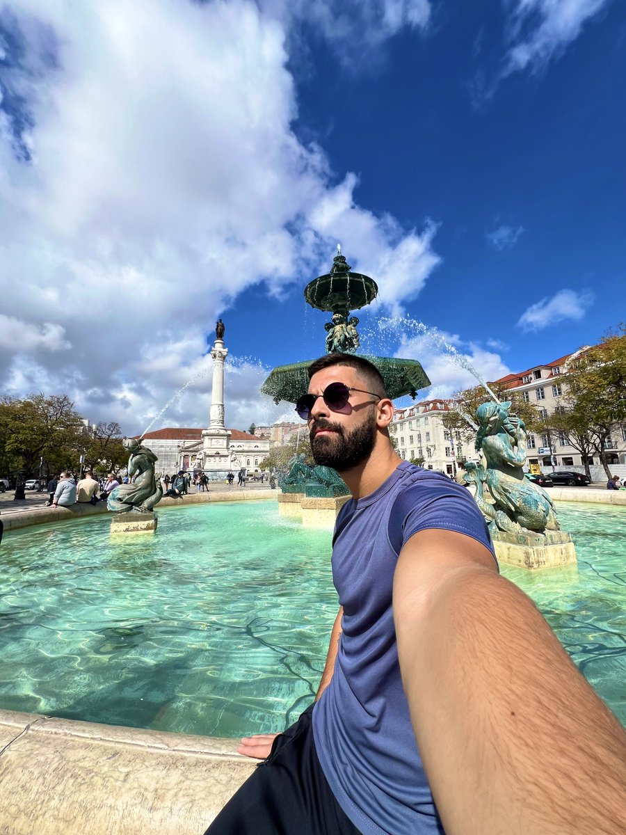 lopresti94's tweet photo. 📍 Rossio, Praça do Comércio, Livraria Bertrand 🇵🇹 https://t.co/971pnfKGbV
