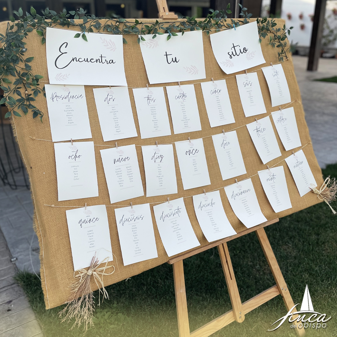 Confeccionamos cuidadosamente el seating plan para la boda en nuestra #fincadelobispo, asignando lugares estratégicos que fusionan la elegancia con la comodidad
@eldoncel_
#seatingplan #celebracioneespeciales#fincaparaeventos #banquetesyeventos #eventos#bodas #weddingplanning